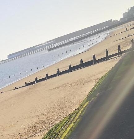 Lovely 2-Bed Caravan In Walton On The Naze Екстериор снимка