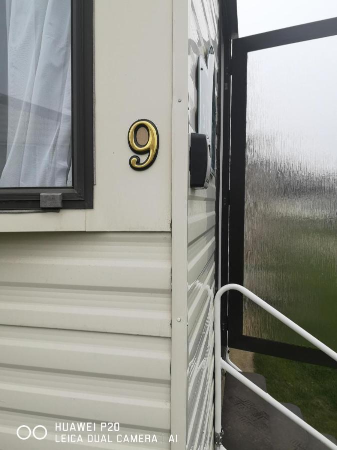 Lovely 2-Bed Caravan In Walton On The Naze Екстериор снимка
