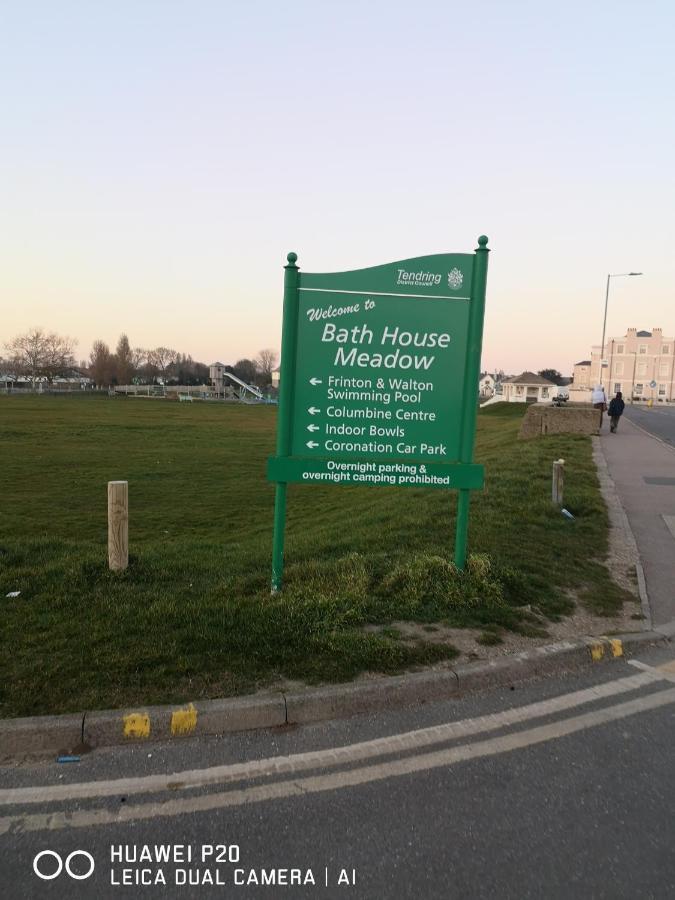Lovely 2-Bed Caravan In Walton On The Naze Екстериор снимка