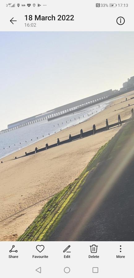 Lovely 2-Bed Caravan In Walton On The Naze Екстериор снимка