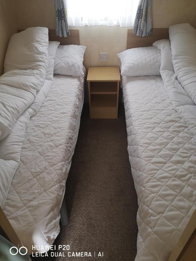 Lovely 2-Bed Caravan In Walton On The Naze Екстериор снимка