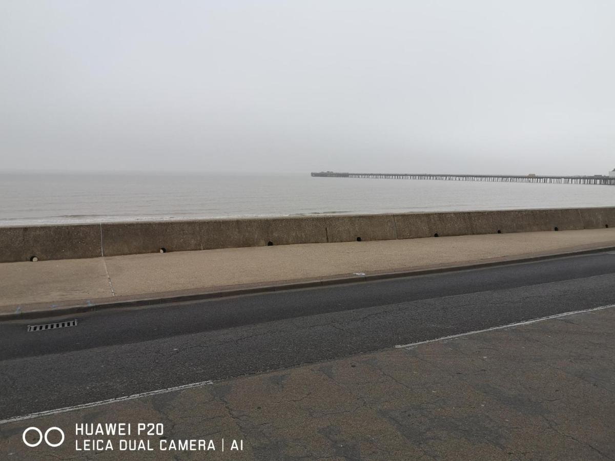 Lovely 2-Bed Caravan In Walton On The Naze Екстериор снимка