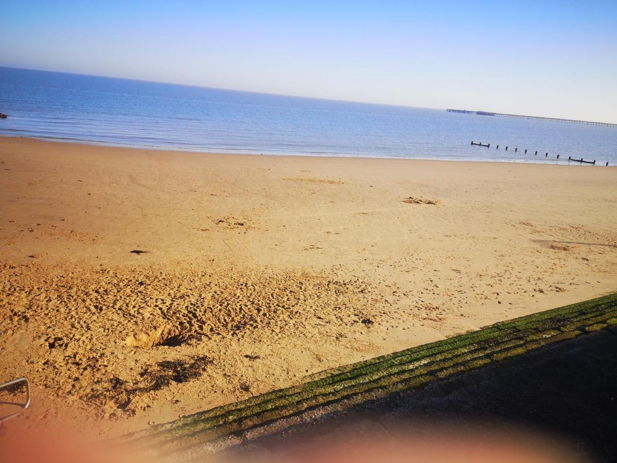 Lovely 2-Bed Caravan In Walton On The Naze Екстериор снимка