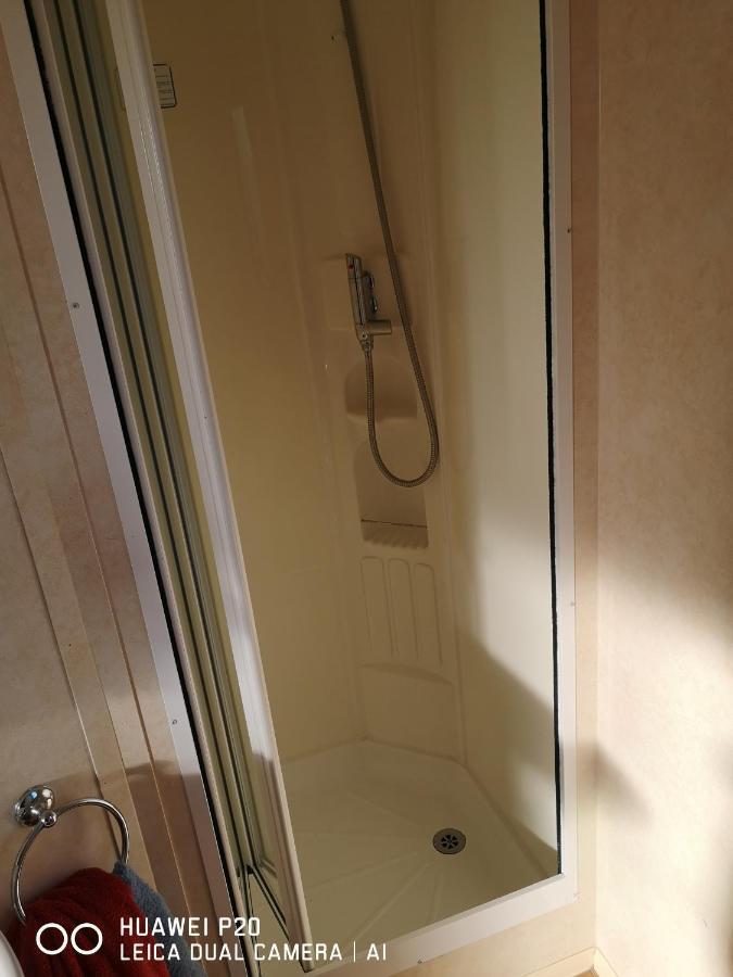 Lovely 2-Bed Caravan In Walton On The Naze Екстериор снимка