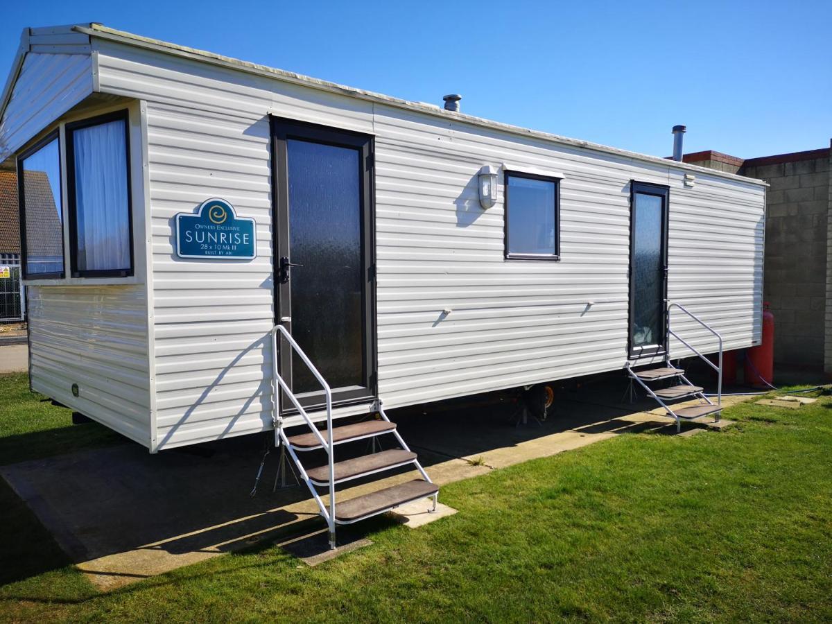 Lovely 2-Bed Caravan In Walton On The Naze Екстериор снимка