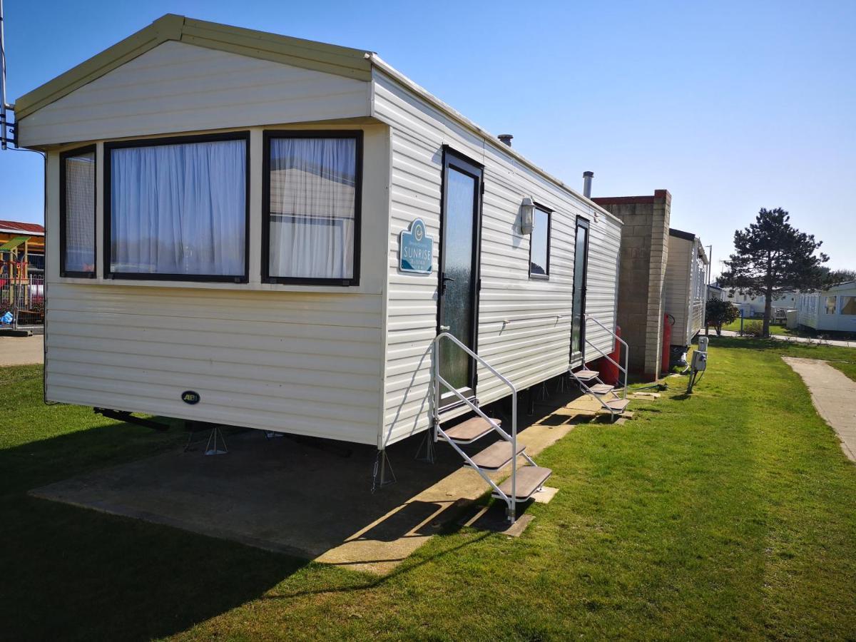 Lovely 2-Bed Caravan In Walton On The Naze Екстериор снимка