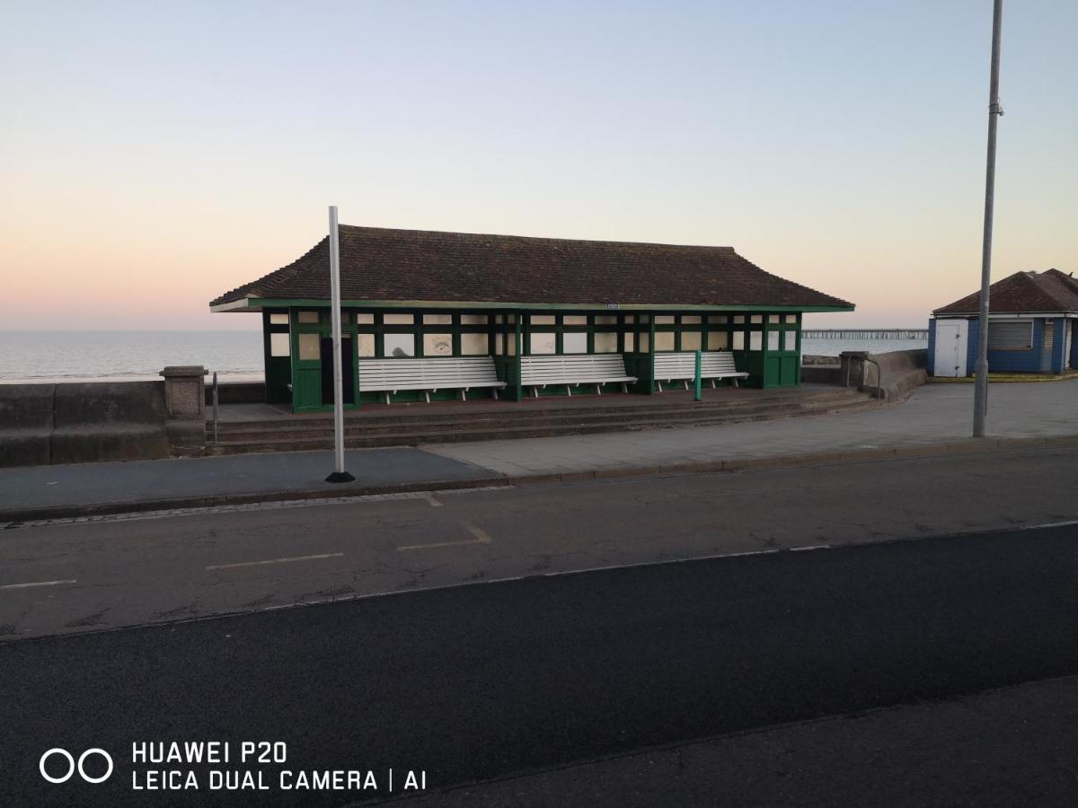 Lovely 2-Bed Caravan In Walton On The Naze Екстериор снимка