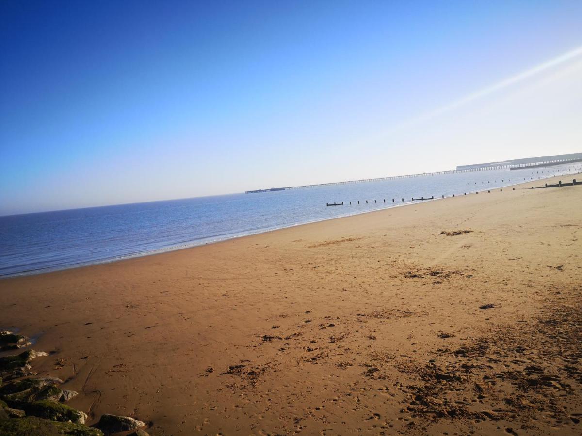 Lovely 2-Bed Caravan In Walton On The Naze Екстериор снимка