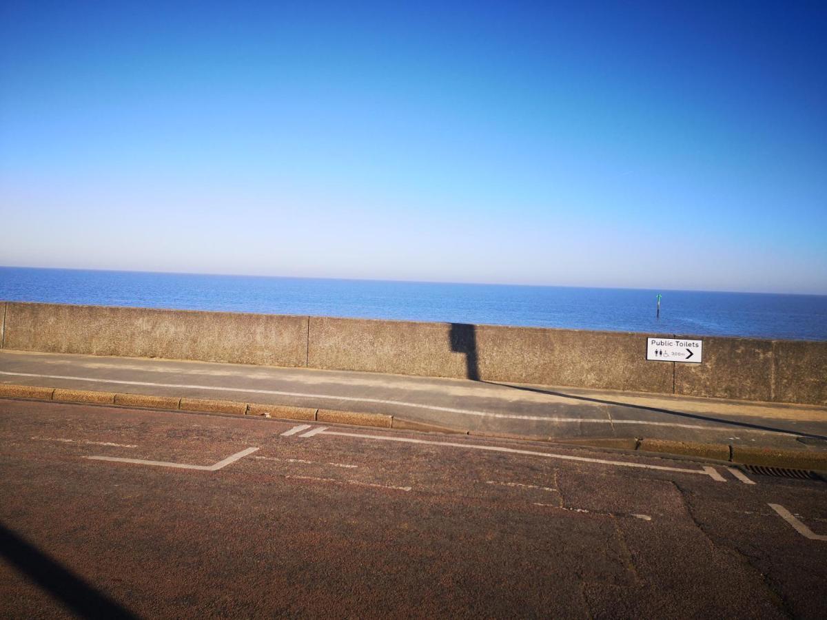 Lovely 2-Bed Caravan In Walton On The Naze Екстериор снимка