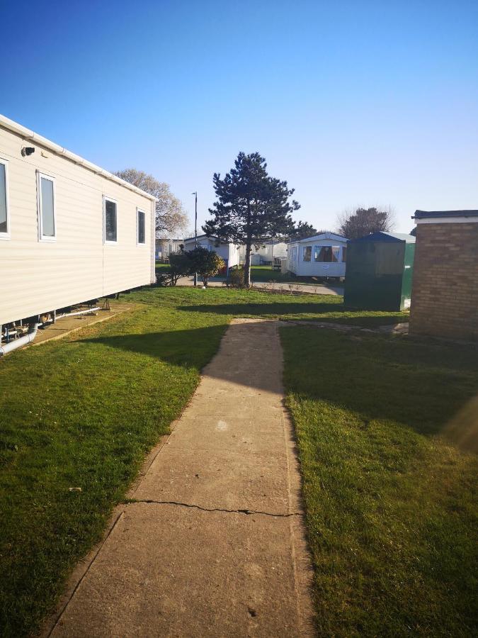 Lovely 2-Bed Caravan In Walton On The Naze Екстериор снимка